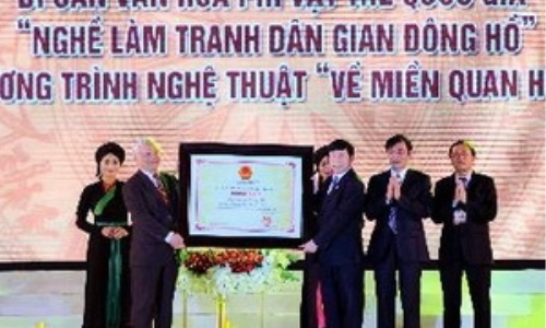 Tranh Đông Hồ nhận bằng di sản văn hóa Quốc gia